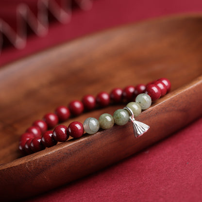 Bracelet en cinabre rouge avec perles de jade vertes et breloque en argent en forme de lotus – Symbole de chance, de prospérité et de sérénité