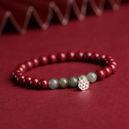 Bracelet en cinabre rouge avec perles de jade vertes et breloque en argent en forme de lotus – Symbole de chance, de prospérité et de sérénité